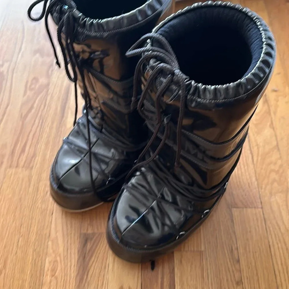 Moon Boot sz 9/10.5 like new NWOT shiny black and charcoal grey no wear on soles - Picture 2 of 7